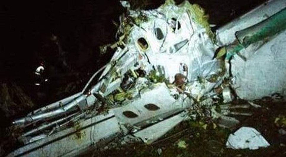 mortos avião queda