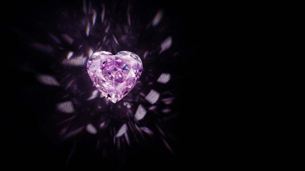 Rússia apresenta diamante único em formato de coração e tonalidade lavanda