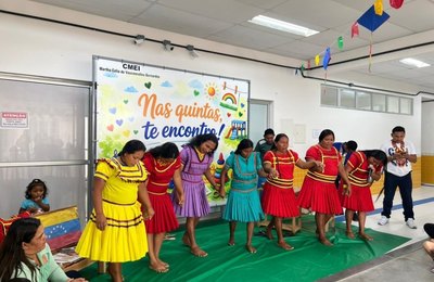 Famílias da etnia Warao levam danças e tradições indígenas para comunidade escolar