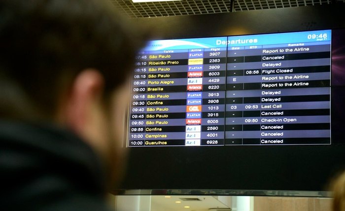 Movimento de aeroportos é prejudicado com apagão cibernético