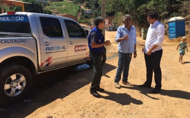 Procon Alagoas leva assistência aos consumidores da grota do Arroz