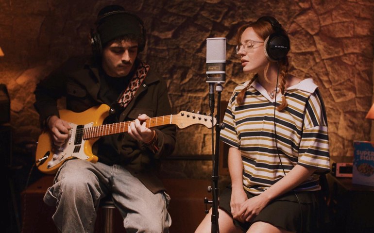 A cantora Cella lança o single “Superficial - acústico”, com participação do guitarrista Léo Lou