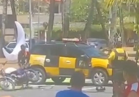 Motociclista destrói próprio veículo após abordagem na orla de Ponta Verde, em Maceió