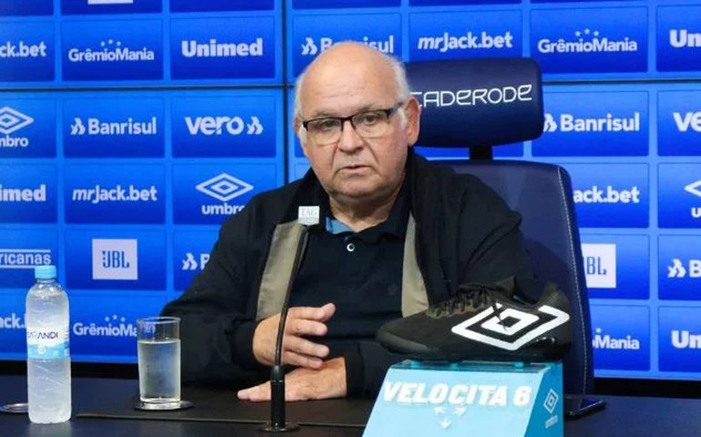 Presidente do Grêmio banca Roger após torcida pedir a volta de Renato Gaúcho