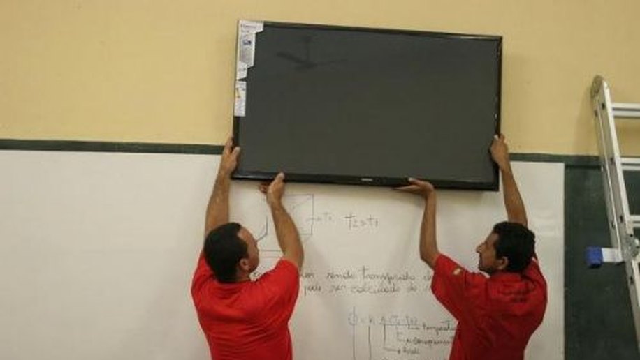 Escolas recebem equipamentos para transmissão das aulas do Pré-Enem