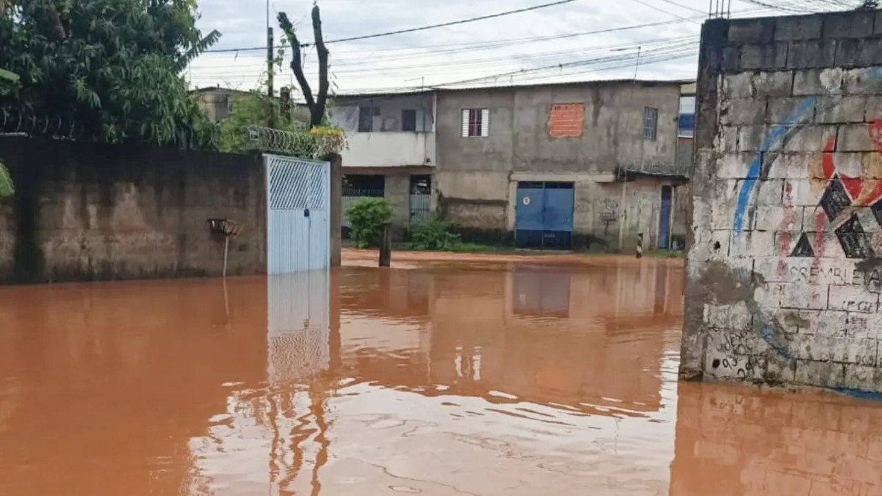 Bombeiros encontram corpo de mulher levada por correnteza