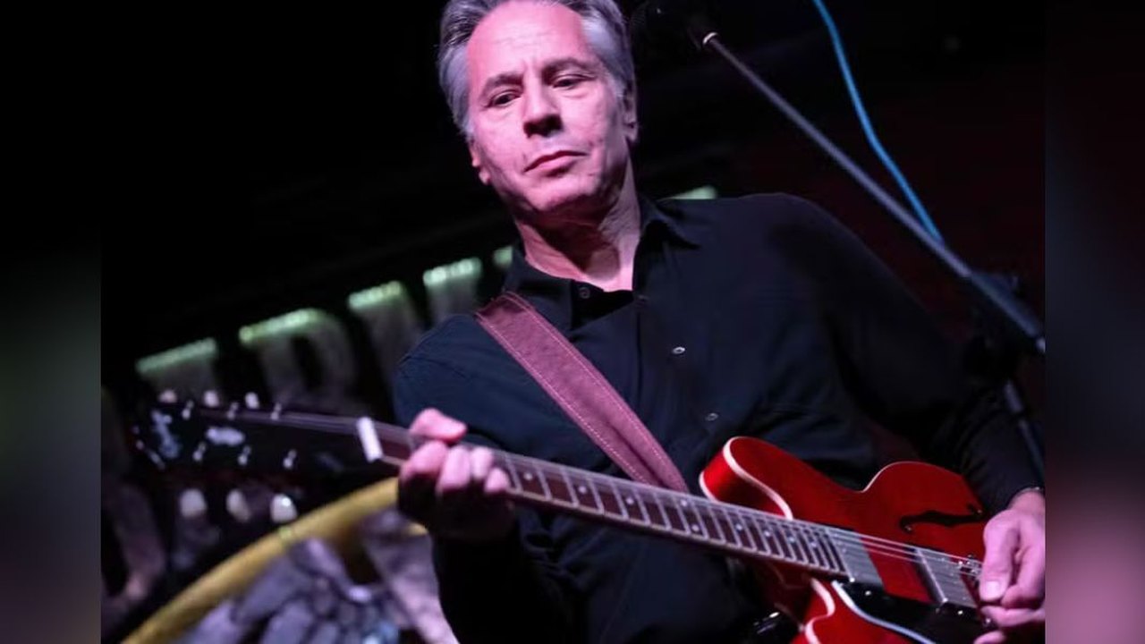 Secretário de Estado dos EUA toca guitarra em bar da Ucrânia e vira alvo de críticas: 'inadequado'