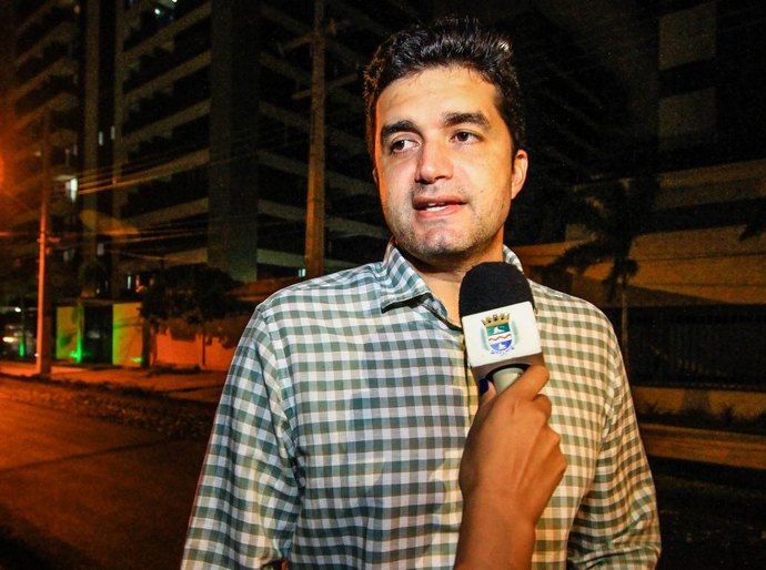 Prefeito Rui Palmeira vistoria obras em andamento no bairro da Mangabeiras