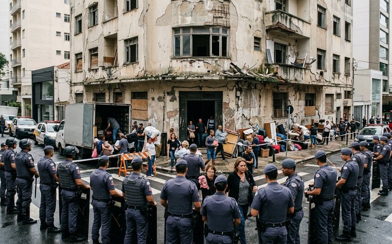 PM de SP realiza reintegração de posse em prédio com risco de desabamento na Oscar Freire