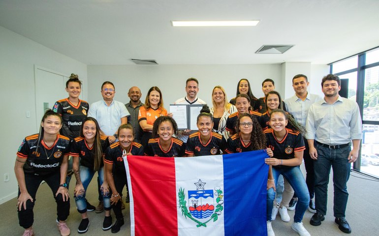 Governo dobra patrocínio à equipe feminina que disputa competições nacionais de futebol