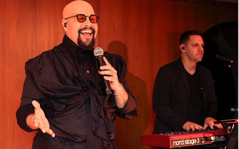 Tiago Abravanel estreia show intimista “Juntinho” em São Paulo