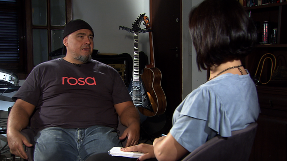 Vocalista dos Raimundos é o entrevistado do programa de Roseann Kennedy