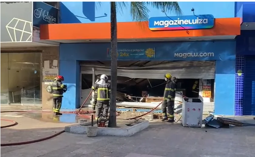 Loja Magazine Luiza pega fogo e fornecimento de energia ﻿é interrompido em lojas do Centro de Maceió