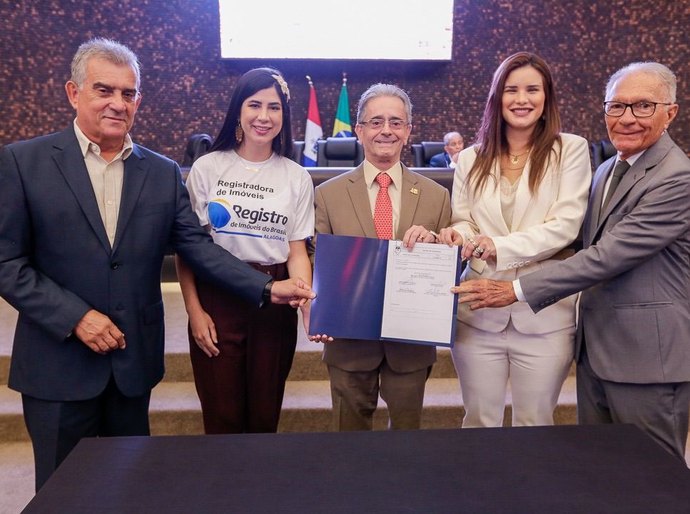 Prefeita Ceci assina adesão de Atalaia ao Programa Moradia Legal e reforça compromisso com o direito à moradia