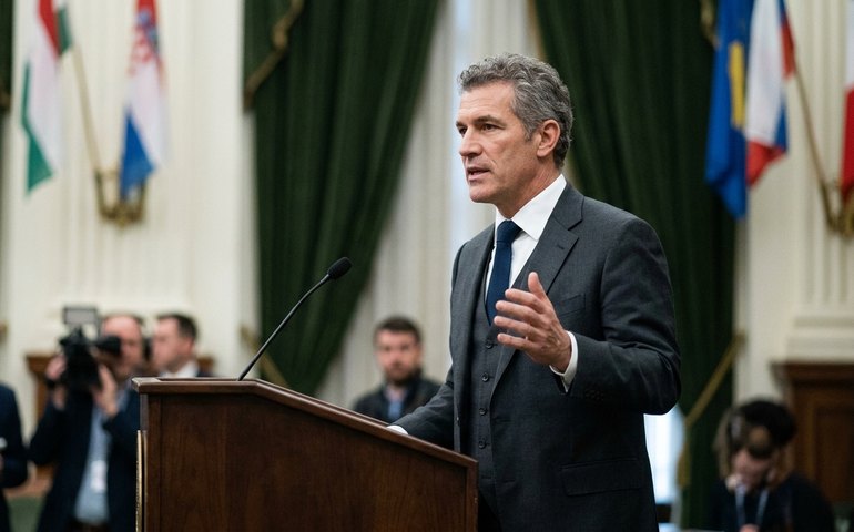 Armas dos EUA devem priorizar interesses americanos, afirma secretário de Guerra