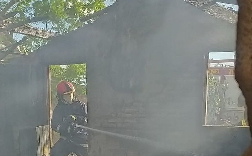 Homem ateia fogo em botijão de gás e incendeia residência