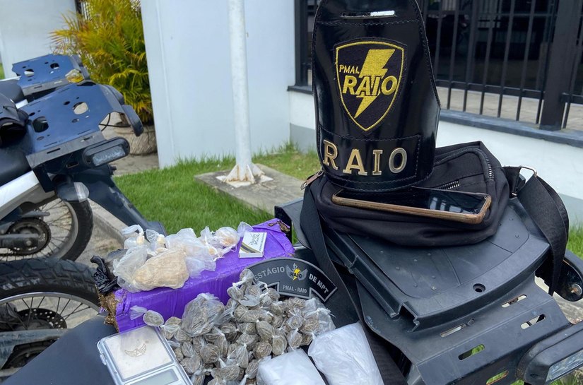 PM flagra homem com maconha, crack e cocaína no Benedito Bentes
