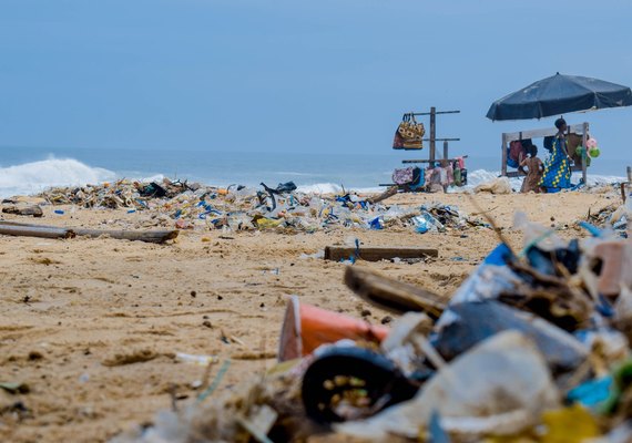 Mundo joga um caminhão de lixo, por minuto, nos oceanos