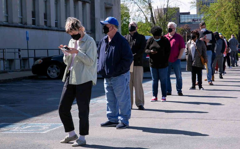 Pedidos de auxílio-desemprego nos EUA caem 27 mil e surpreendem expectativas