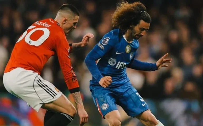 Chelsea perde Estêvão cedo, joga melhor, mas é derrotado pelo United