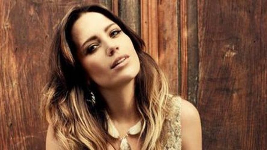 Natália Lage inova e faz ensaio sensual