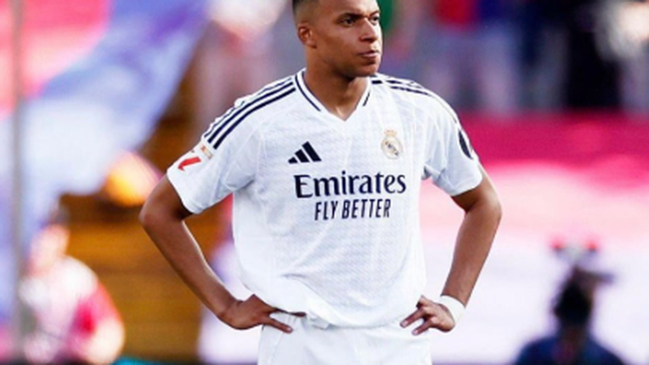 Mbappé sofre hiperextensão no joelho direito e fica parado de 10 a 12 dias