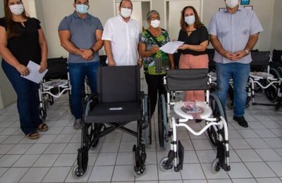 Prefeita Christiane Bulhões entrega 15 cadeiras de rodas no Centro de Reabilitação