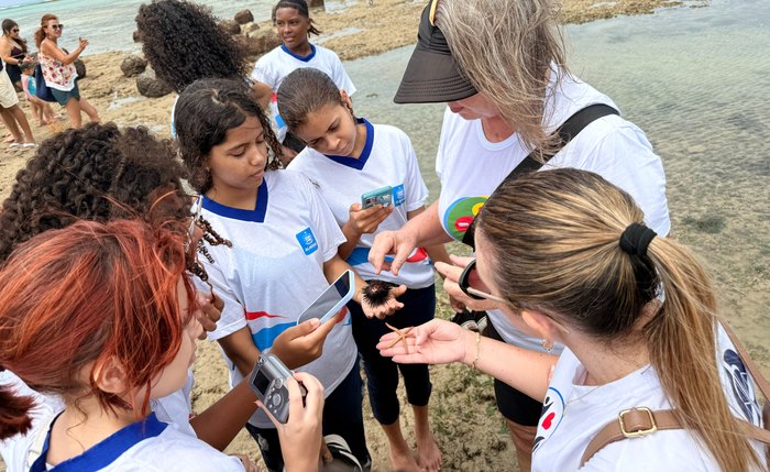 Bióloga Virginia Miller demonstrou para os estudantes alguns dos seres vivos da orla de Maceió