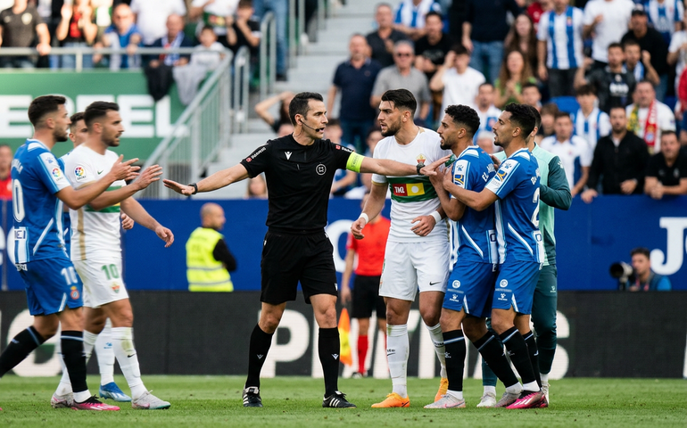 Árbitro aciona protocolo antirracismo após denúncia de jogador do Espanyol
