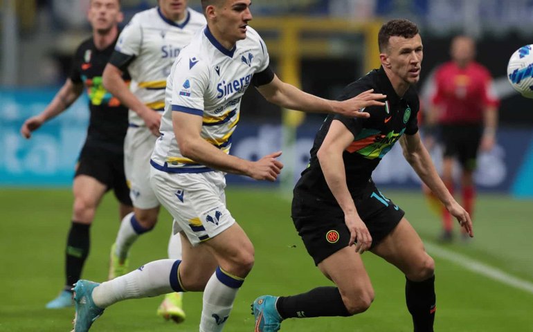 Inter faz lição de casa, bate Hellas Verona e cola na liderança do Italiano