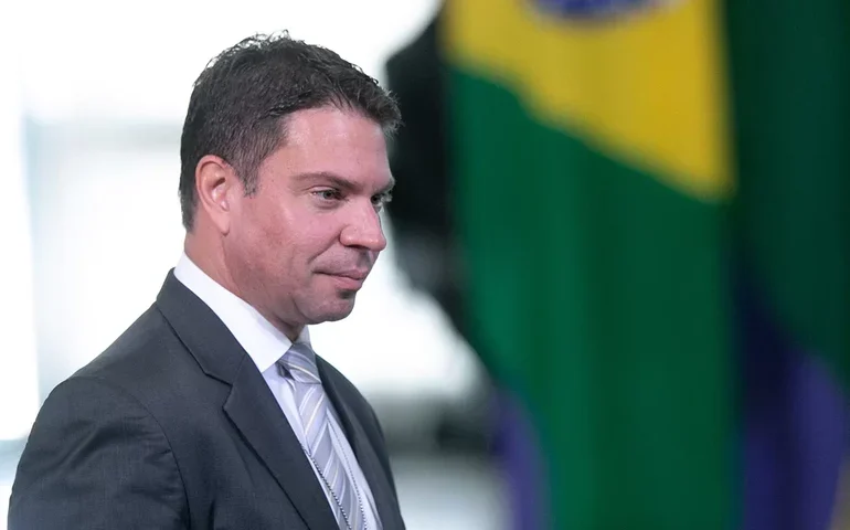 Deputado apresenta proposta para dificultar fuga de investigados com passaporte apreendido