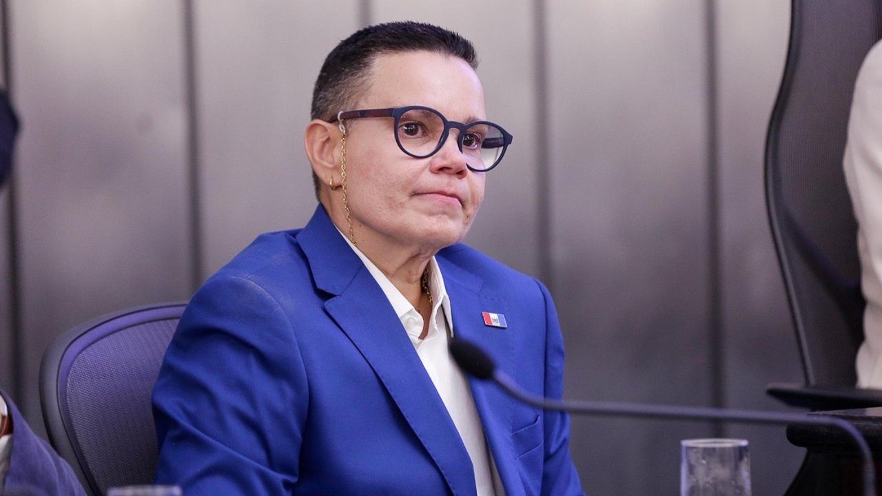 Procuradora-geral recebe Comenda Tavares Bastos em sessão histórica na ALE