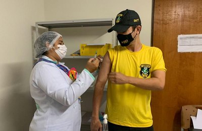 Agentes de trânsito recebem vacinação contra gripe na SMTT, em Arapiraca 