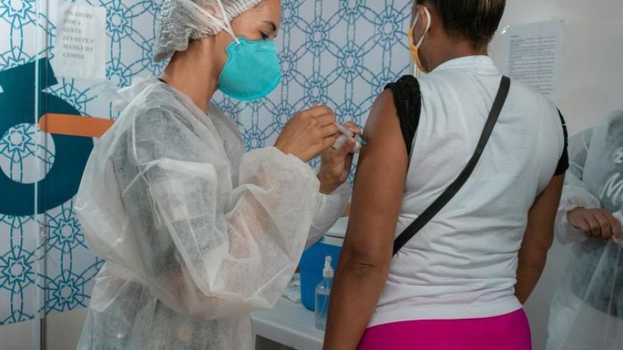 Brasil tem 49,7% da população vacinada com reforço ou dose adicional