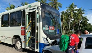 Motorista de ônibus fica ferido após colisão frontal na Barra dos Coqueiros / Foto: Foto: BPRv/SE