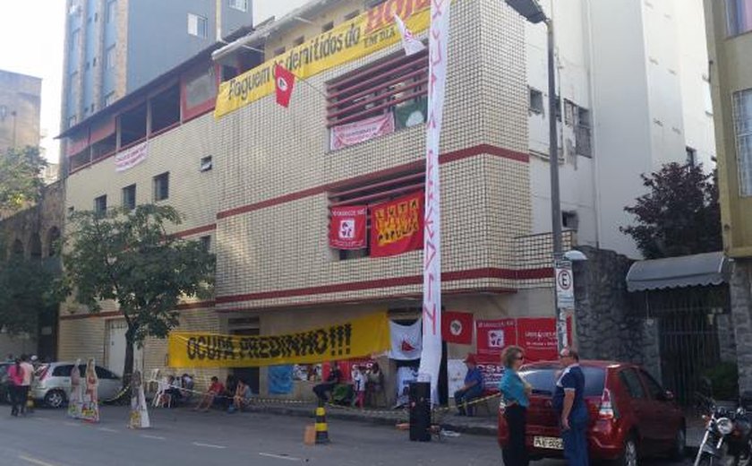 Jornalistas ocupam imóvel de jornal em BH que teria sido vendido à JBS