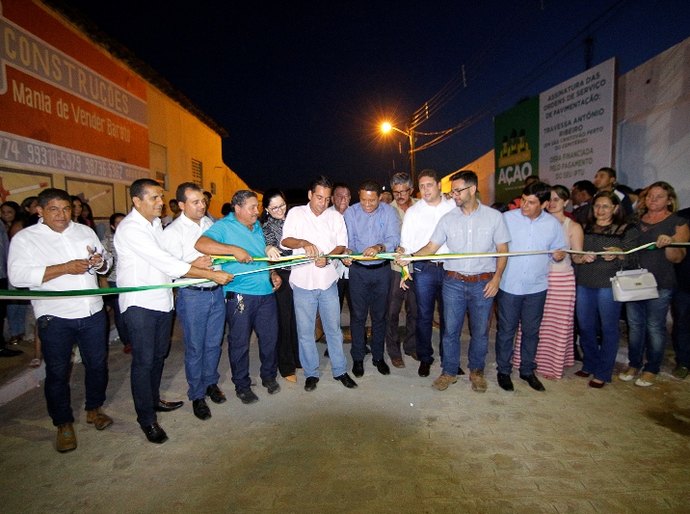 Prefeito Júlio Cezar inaugura obra de pavimentação de ruas em Palmeira