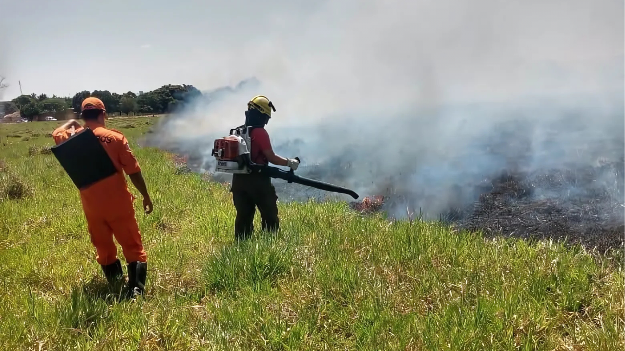 Bombeiros combatem incêndio em imóveis em São Miguel dos Milagres