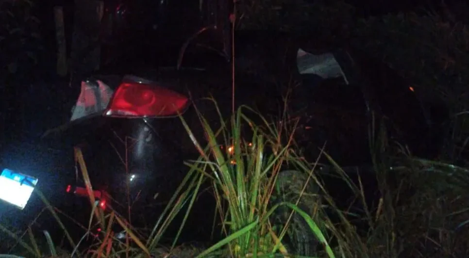 Três pessoas ficam feridas após carro bater em poste na Rodovia SE-290