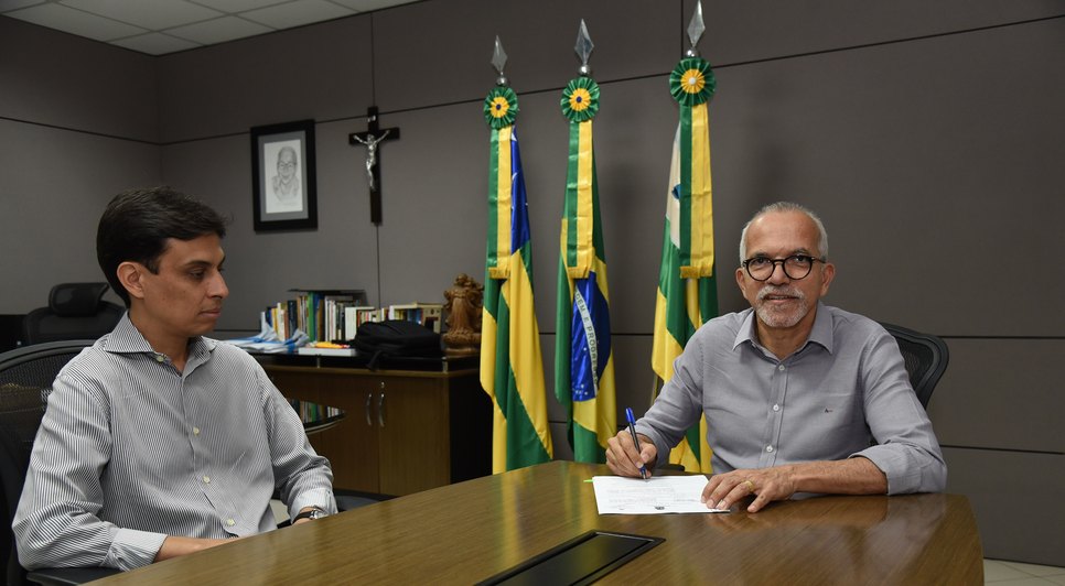 Edvaldo sanciona lei / Foto: Foto: Ana Lícia Menezes/PMA