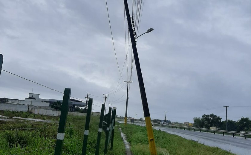 Moradores na Barra de São Miguel vão acionar MPE contra Equatorial por queda de postes
