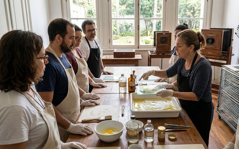 Alunos aprendem no IMS técnica do século XIX que usa ovos, prata e ouro para revelar fotos