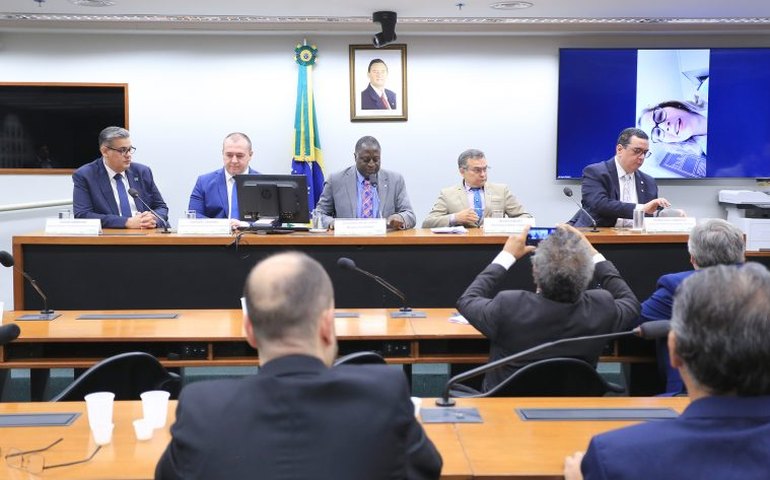 Direito a 10 quilos de bagagem de mão em passagem aérea vai à Câmara