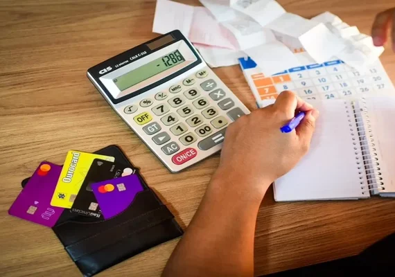 Juros do cartão de crédito rotativo sobem e ultrapassam 449% ao ano