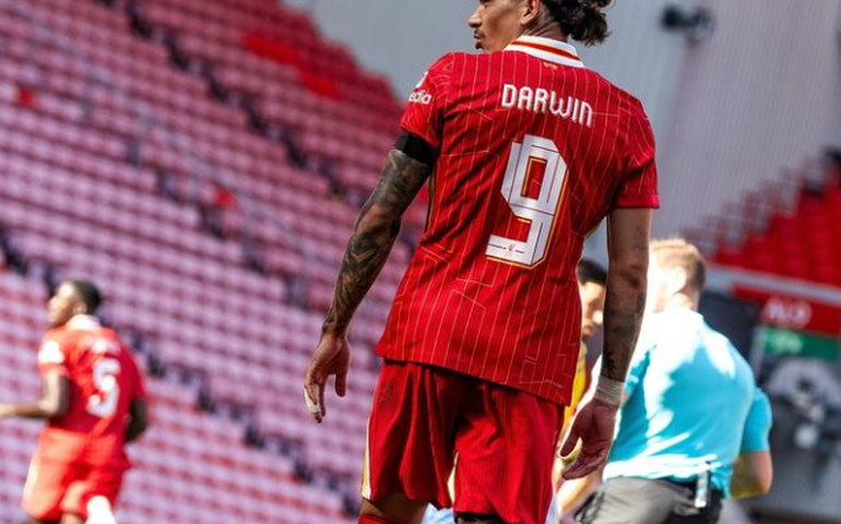 Liverpool goleia o Sevilla antes da estreia no Campeonato Inglês e Slot continua 100%