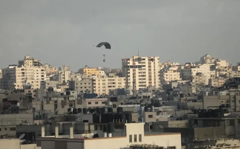 Cinco pessoas morrem em Gaza ao serem atingidas por lançamento aéreo de ajuda humanitária