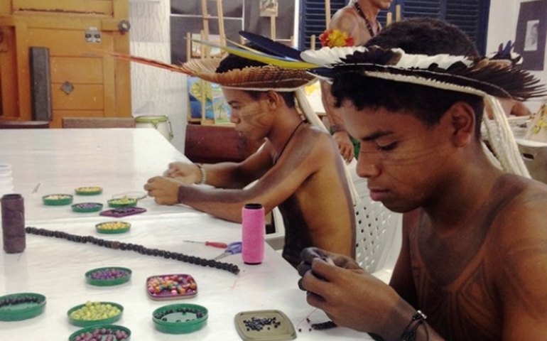 Secult oferece oficina de artesanato indígena para alunos do Cenarte