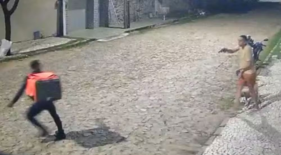 Entregador foi confundido com assaltante enquanto tentava falar com cliente no interfone  / Foto: Reprodução