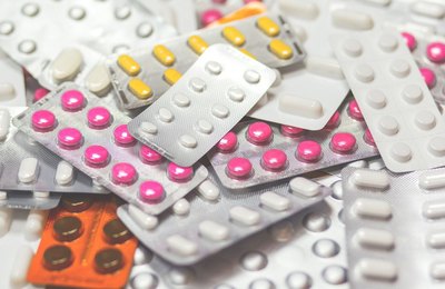 Uso excessivo de medicamentos sem prescrição médica pode causar dependência química e exige acompanhamento psicoterápico