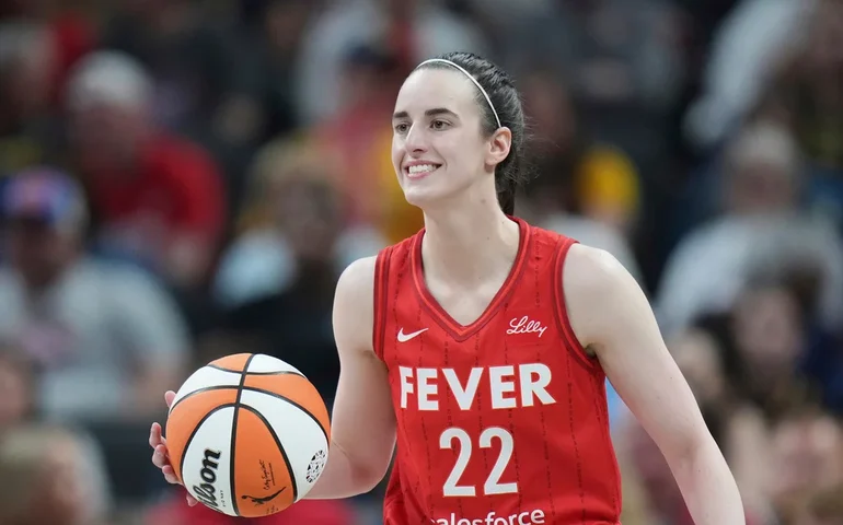 Caitlin Clark está se readaptando às instalações do Fever ao retornar aos treinos para o período de pré-temporada